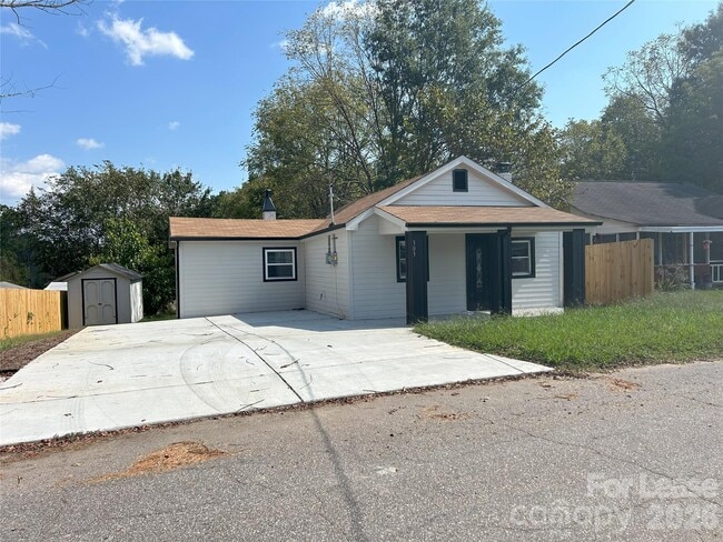 Building Photo - 303 S Main St