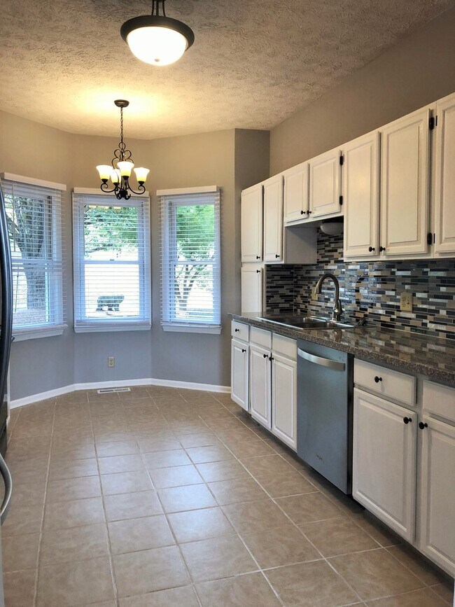 Foto del edificio - STYLISHLY UPDATED 3 BEDROOM CONDO IN LENNOX COURT