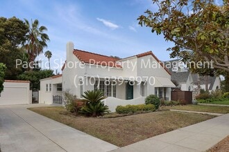 Building Photo - 1107 Superba Ave