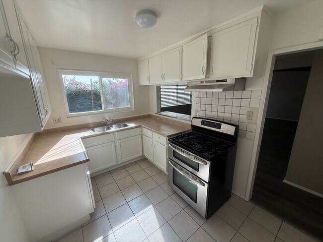 Foto del edificio - Clean and Ready - 3 bedrooms, 1 Bath - 2 car garage home for rent