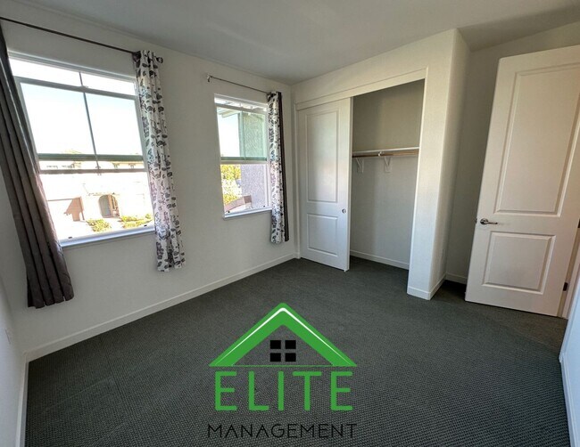 Foto del edificio - Beautiful 3-Bedroom Home in Desirable Trac...