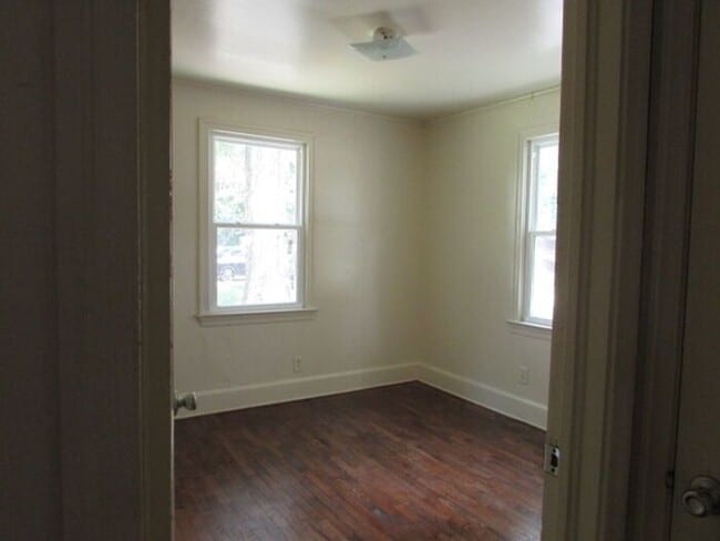 Building Photo - Spacious Three Bedroom