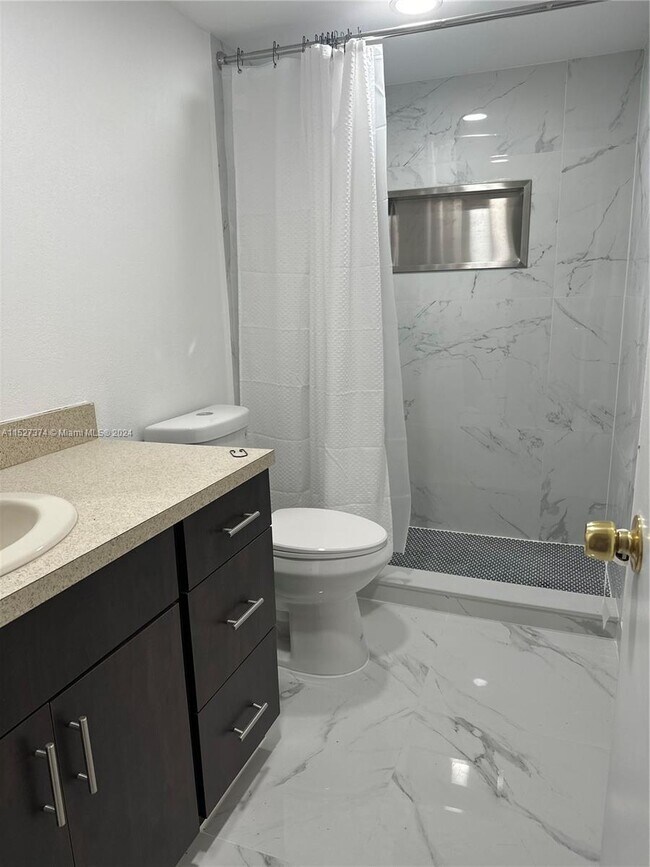 10000 NW 80th Ct Unit 2152, Hialeah Gardens, FL 33016 Room for Rent