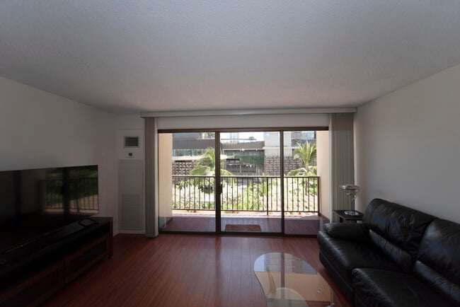 Building Photo - 2140 Kuhio Ave