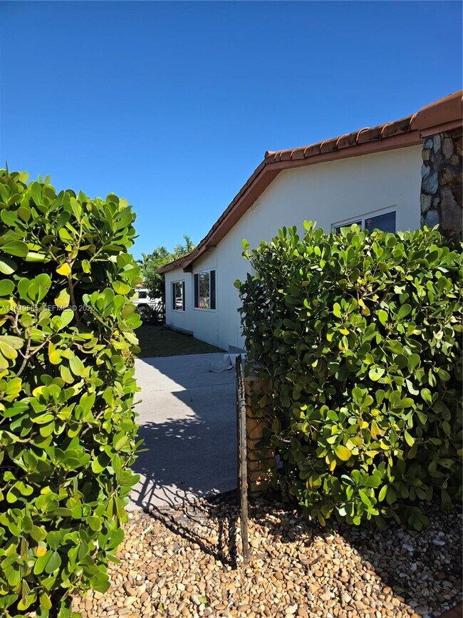 Building Photo - 1191 W 53rd Terrace