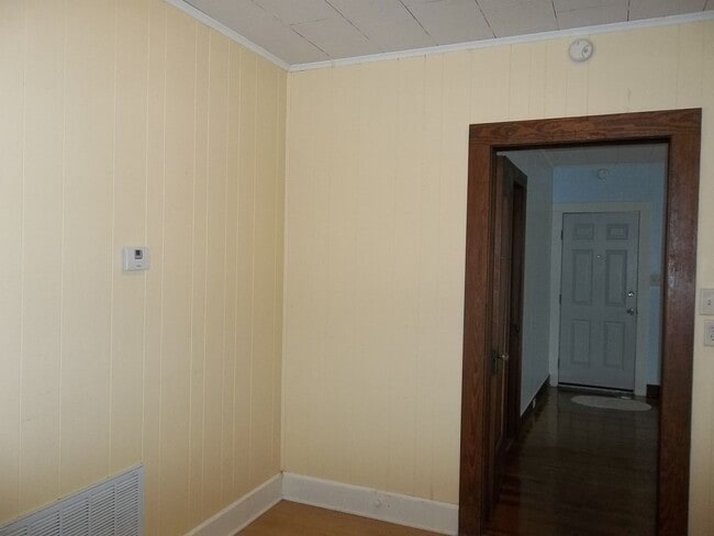 Building Photo - CUTE 2 BEDROOM