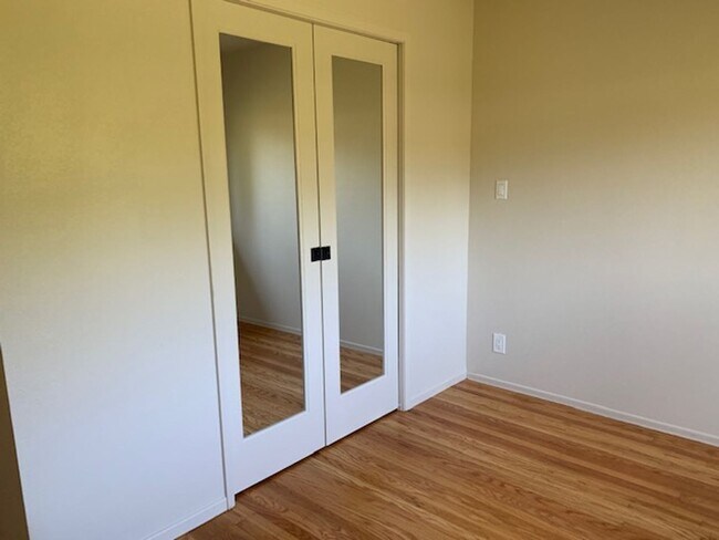 Foto del edificio - Spacious house with hardwood, handicap ramps, pet friendly, large garden with fruit trees