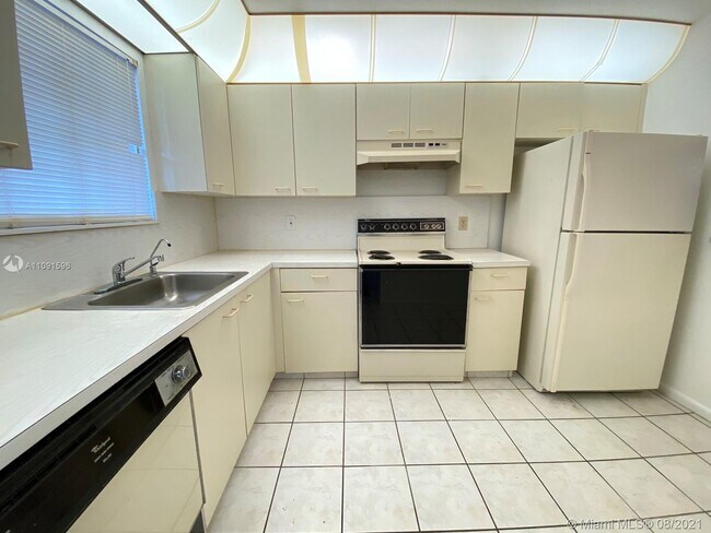 Building Photo - 4820 Lucerne Lakes Blvd W
