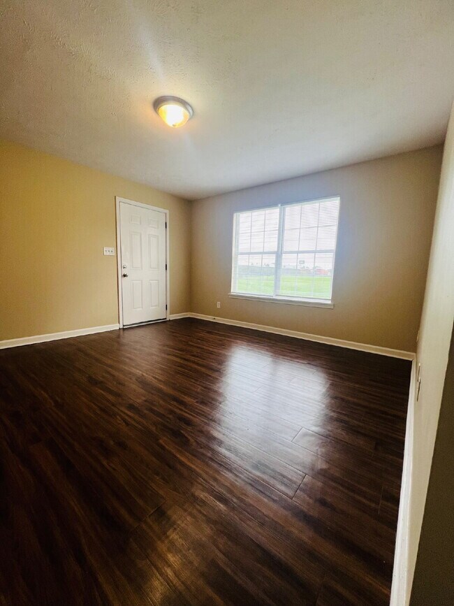 Foto del edificio - "Charming 2-Bedroom Gem in Clarksville – Cozy 965 Sq Ft Retreat!" 3854D Northeast Dr. Clarksville...