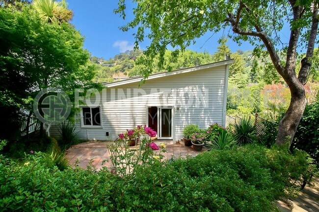 Foto del edificio - Tamalpais Valley Modern Gem with Forest Vi...
