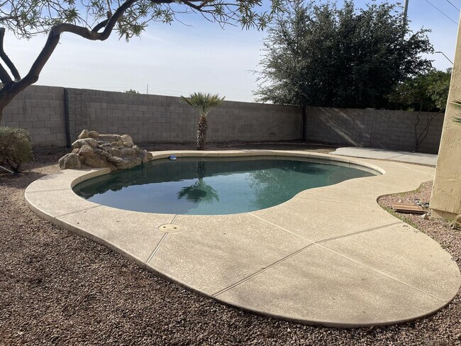 Foto del edificio - 24155 W Desert Bloom St