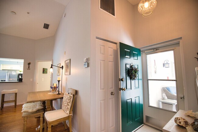 Building Photo - Seasonal Short-Term Furnished 2nd Floor Co...