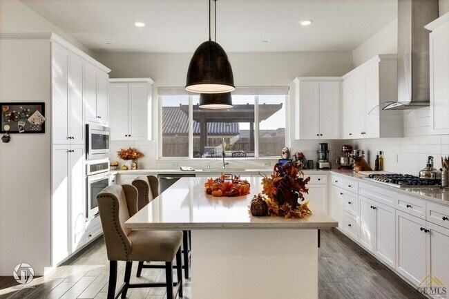Building Photo - Exquisite three-bedroom, two-bathroom mode...