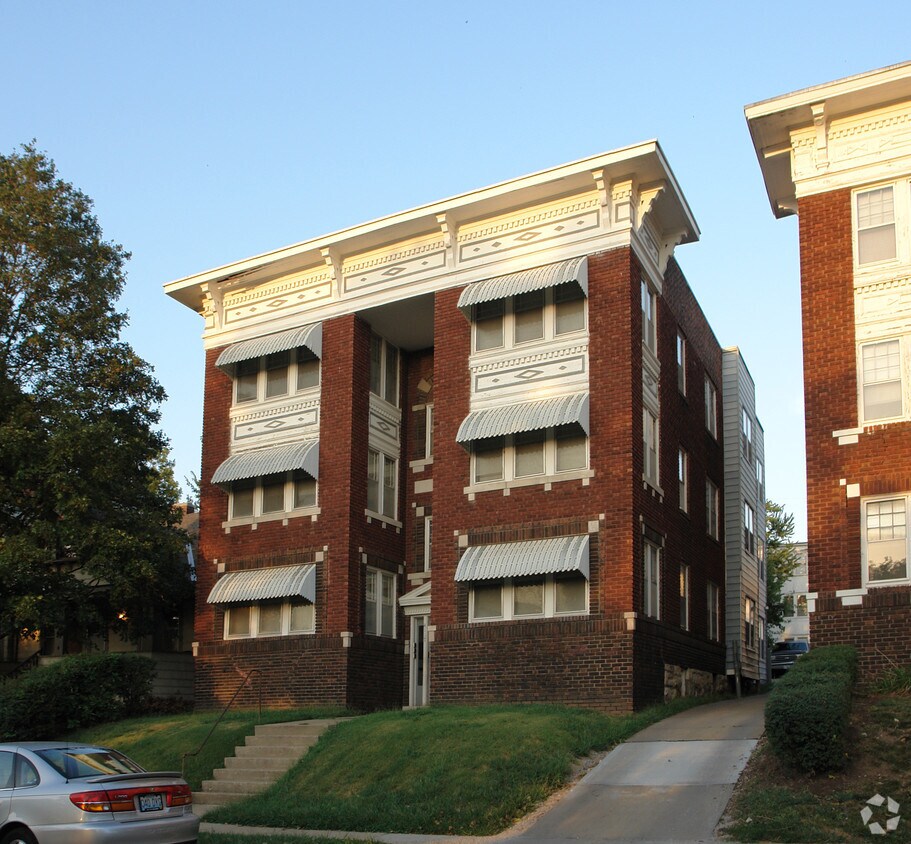 41174119 Walnut St, Kansas City, MO 64111 Apartments in Kansas City