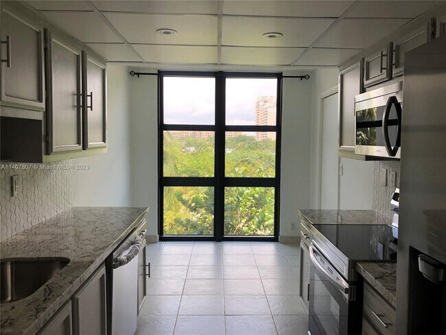 Foto del edificio - 1111 Crandon Blvd