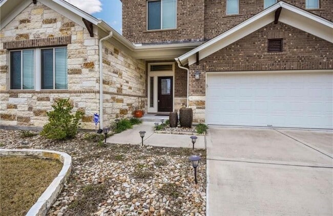 Building Photo - 213 Simmons Dr