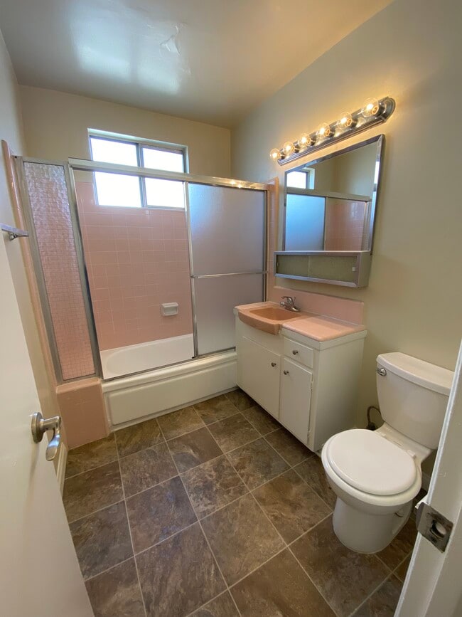 Foto del edificio - 241 E. Alameda Ave