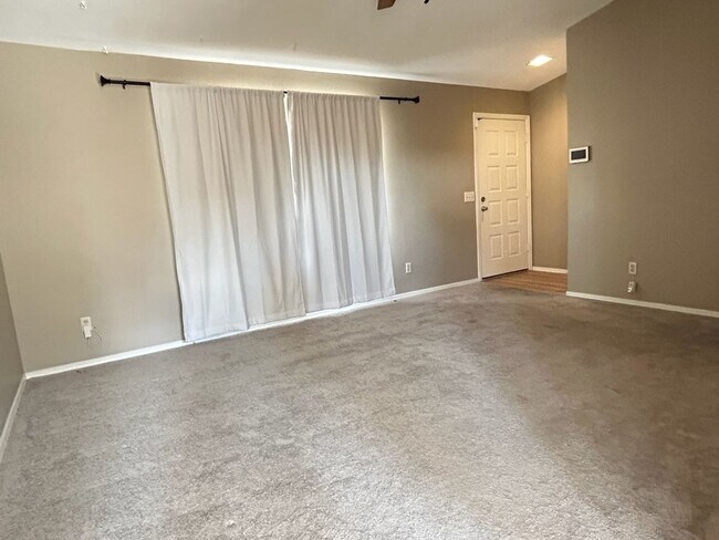 Building Photo - Georgeous 2 Bedroom / 2 Bath
