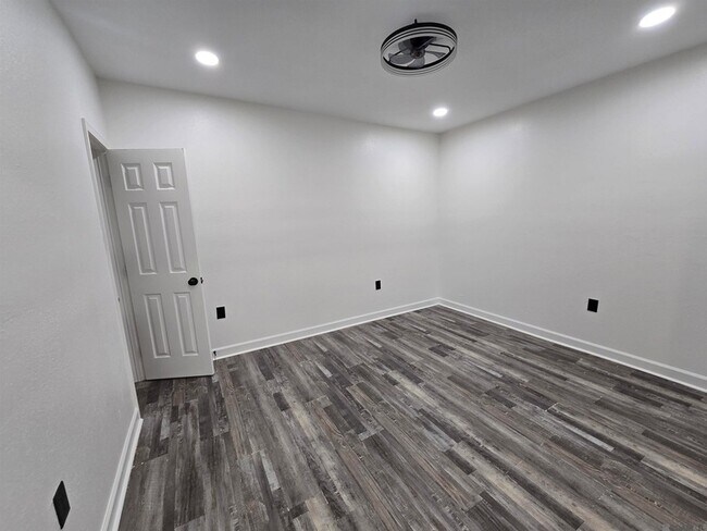 Building Photo - 2920 Sherwood St