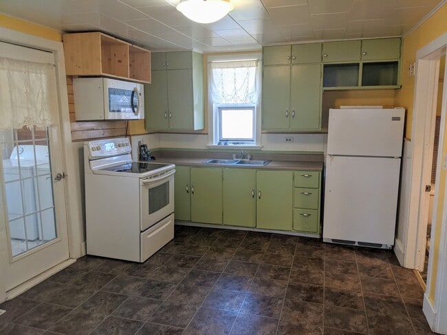 Building Photo - 1616-1102 102 Ave