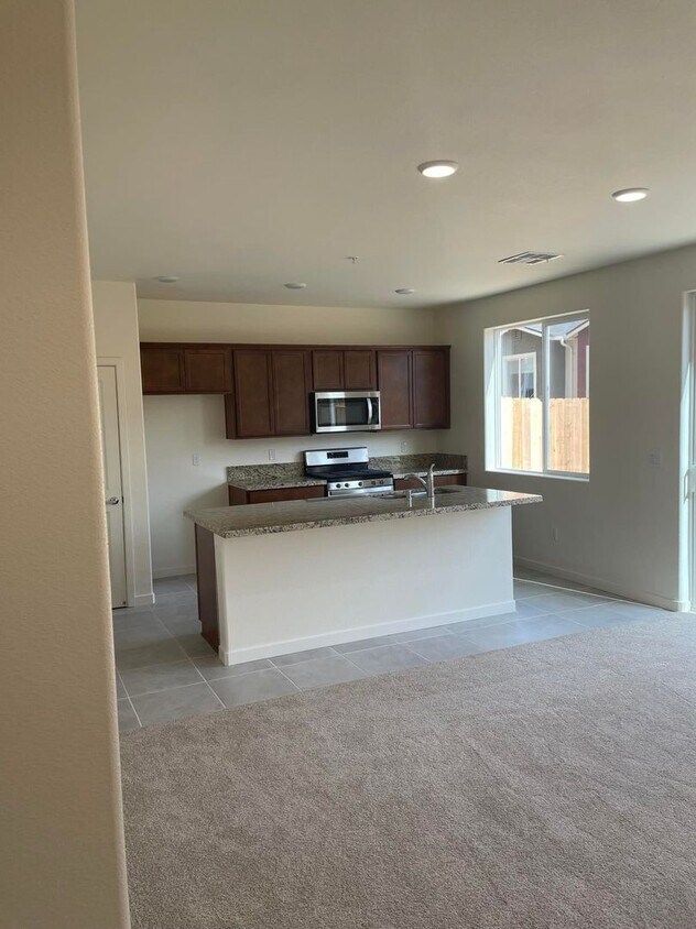 Foto principal - Only 1 Resident - Newer Home