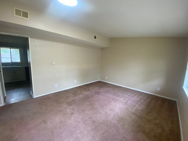 Building Photo - 3 Bed 1.5 Bath House