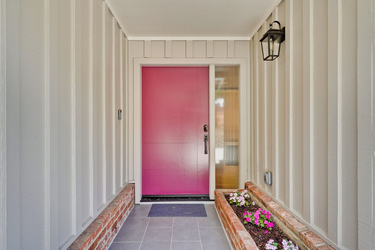 Primary Photo - Gorgeous 4 bed, 3 bath home with a bonus r...