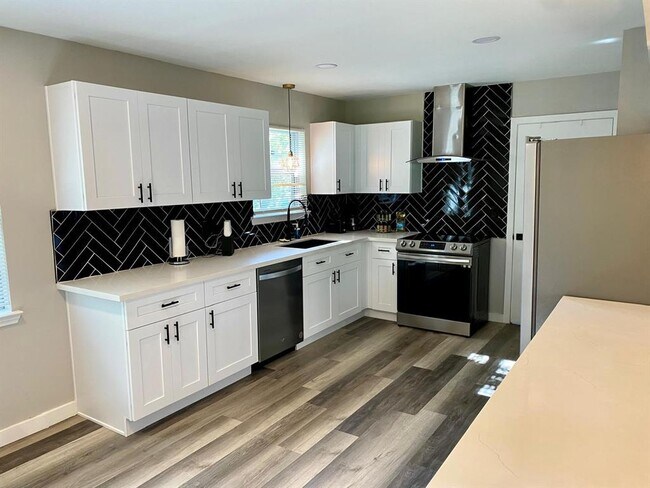 Building Photo - 6023 Claridge Dr