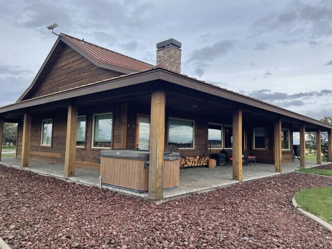 Building Photo - Country Living-Sisters Oregon