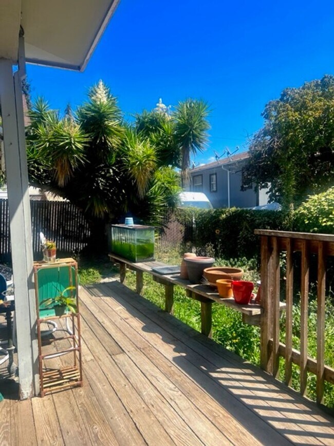 Foto del edificio - Pet-Friendly 1 BD | BA Duplex in Oakland