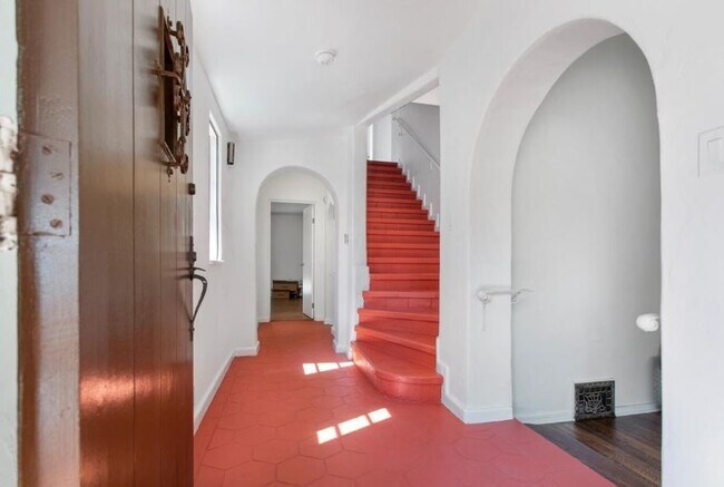 Entry - 1123 S Tremaine Ave