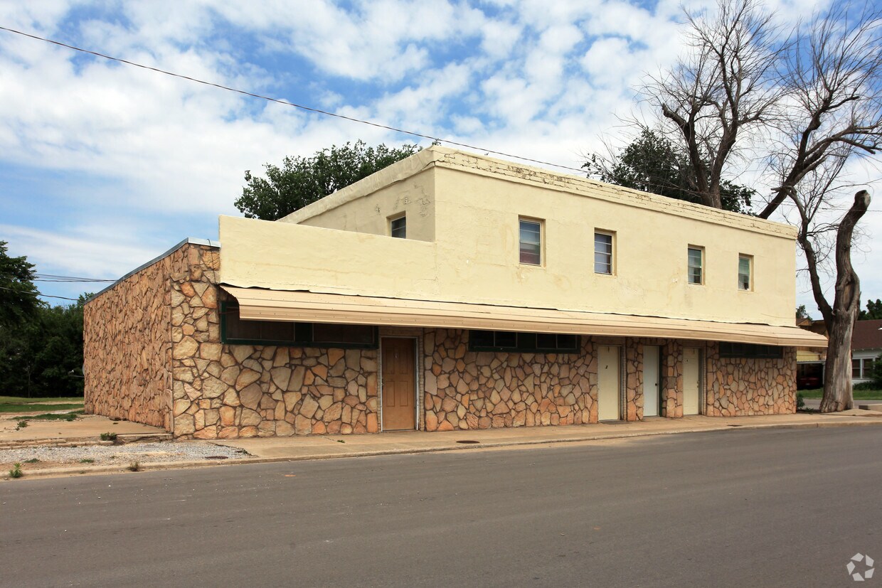 121 N Prouty Ave, Watonga, OK 73772 Apartments Watonga, OK