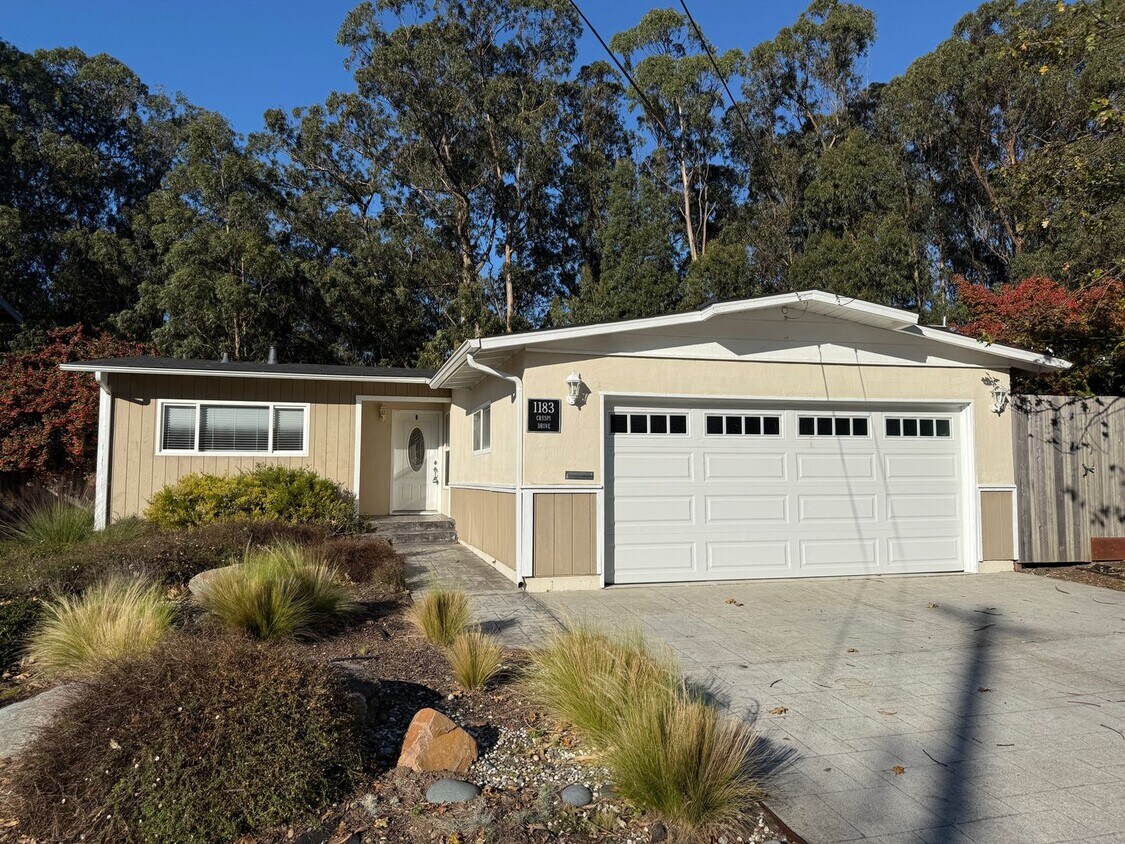 Spacious 4-Bed / 2-Bath Rancher near Linda Mar Beach - Spacious 4-Bed / 2-Bath Rancher near Linda Mar Beach