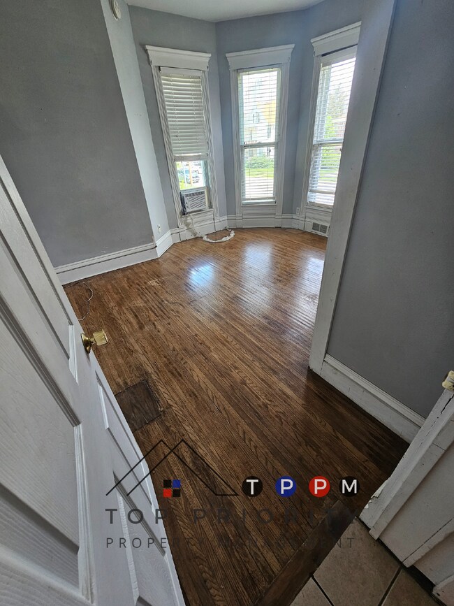 Foto del edificio - 3 Bedroom | 1.5 Bath Apartment in Cedar Fa...