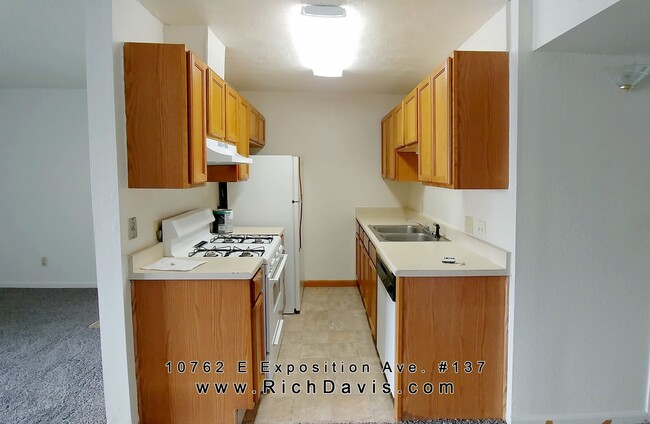 Building Photo - Cherry Creek Schools, 2 bed, 1 bath, 800 s...