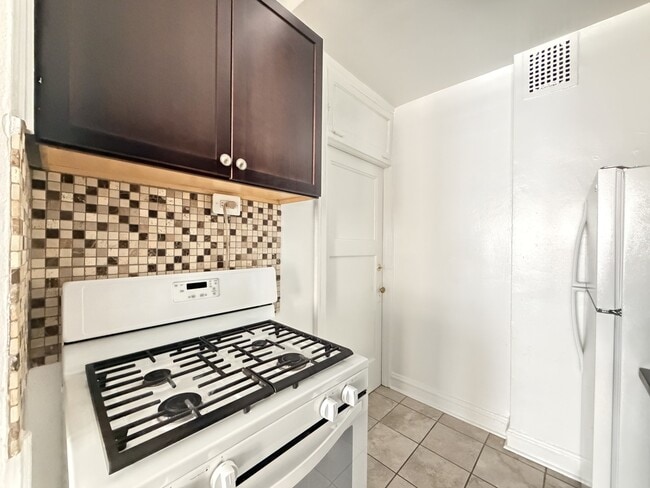 Building Photo - 1371 W Estes Ave