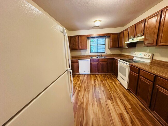 Building Photo - 3 Bedroom 2.5 Townhouse