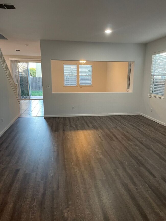 Foto del edificio - LARGE TWO STORY HOME IN ROCKLIN WITH 4 BEDROOM PLUS DEN & BONUS ROOM