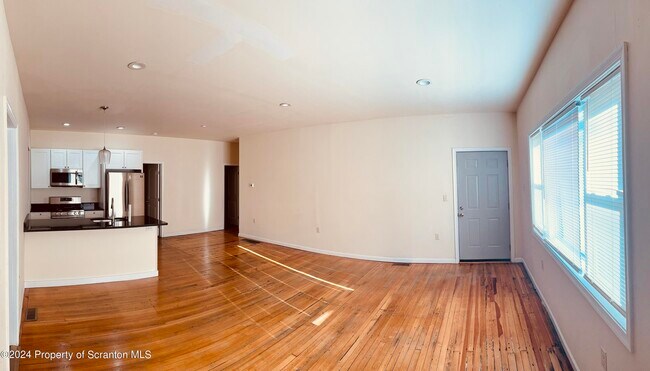 Building Photo - 117 Willow St
