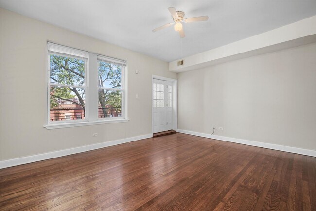 Foto del edificio - 6136 S Eberhart - Jim Sears