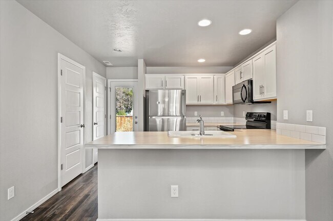 Kitchen Breakfast bar - 11154 W Ustick Rd