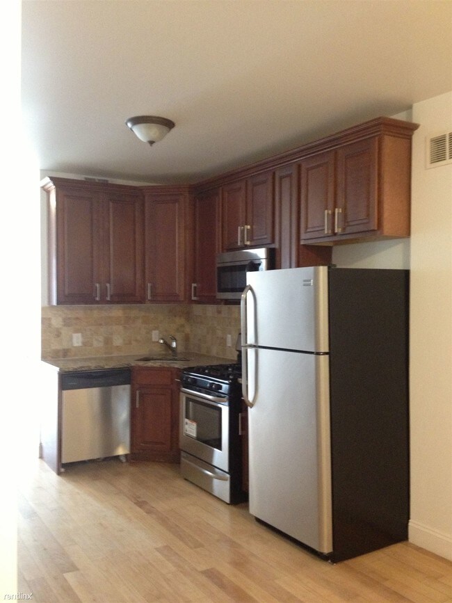 Building Photo - 2 br, 1 bath  - 111 Hutton St