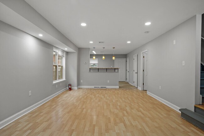 Building Photo - ???LARGE 3 BEDROOMS AND 1.5 BATH HOME LOCA...