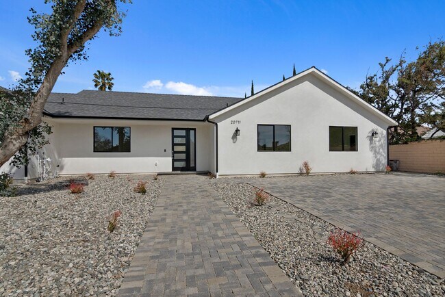 Foto del edificio - Modern 5-Bedroom 5 bath Home for Lease in ...