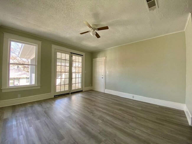 Building Photo - 1 Bedroom 1 Bath Upstairs Apartment for Re...