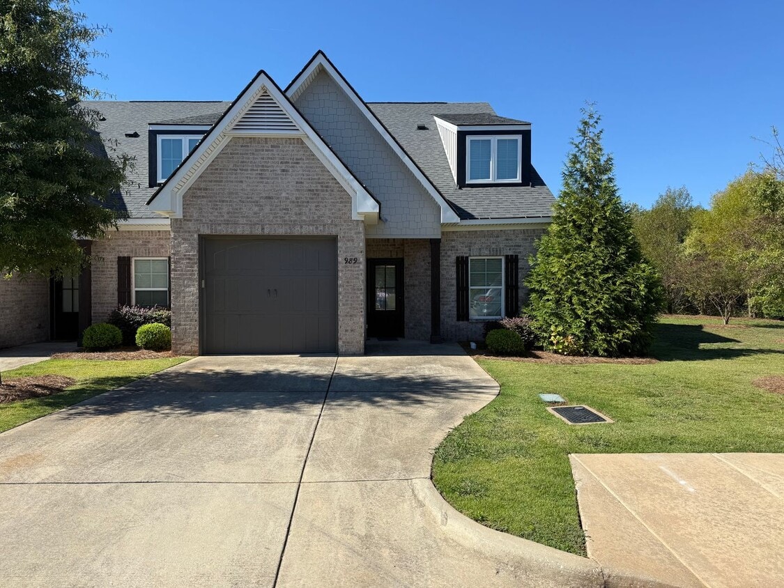 End Unit 3 Bedroom Townhome in Auburn - End Unit 3 Bedroom Townhome in Auburn