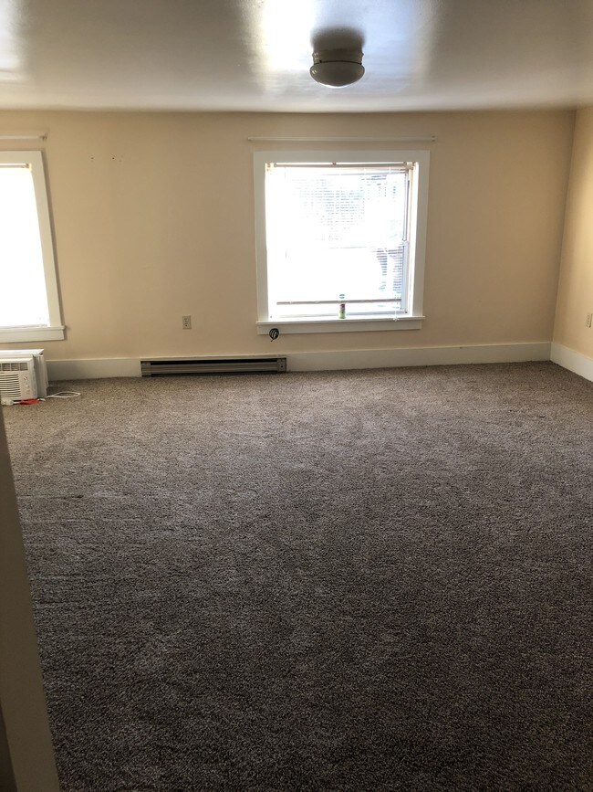 Living room - 414 E Locust St