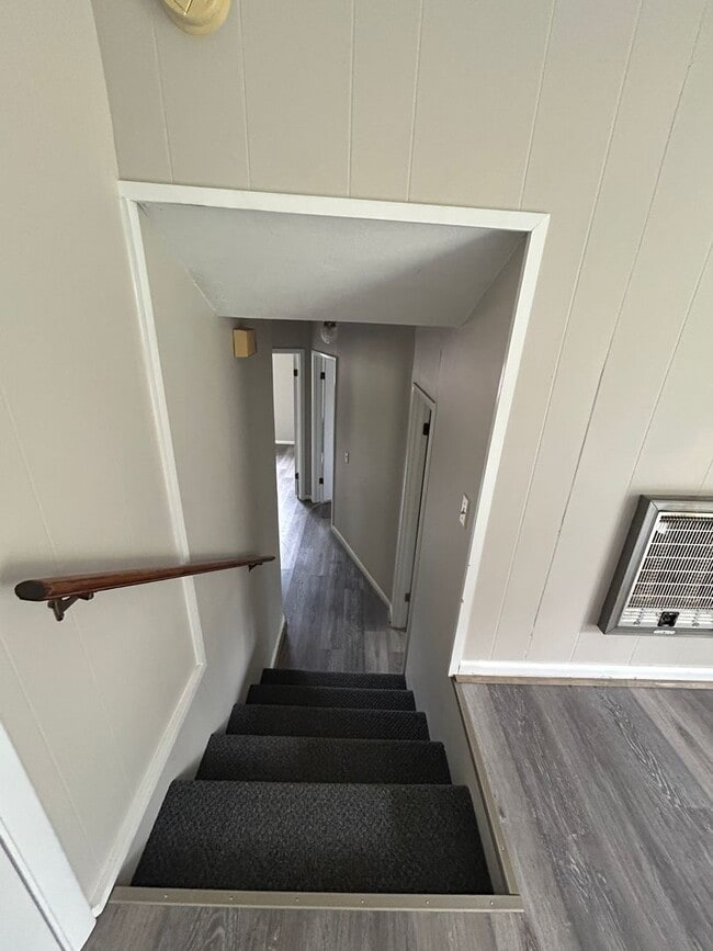 Building Photo - 310 W 6th St