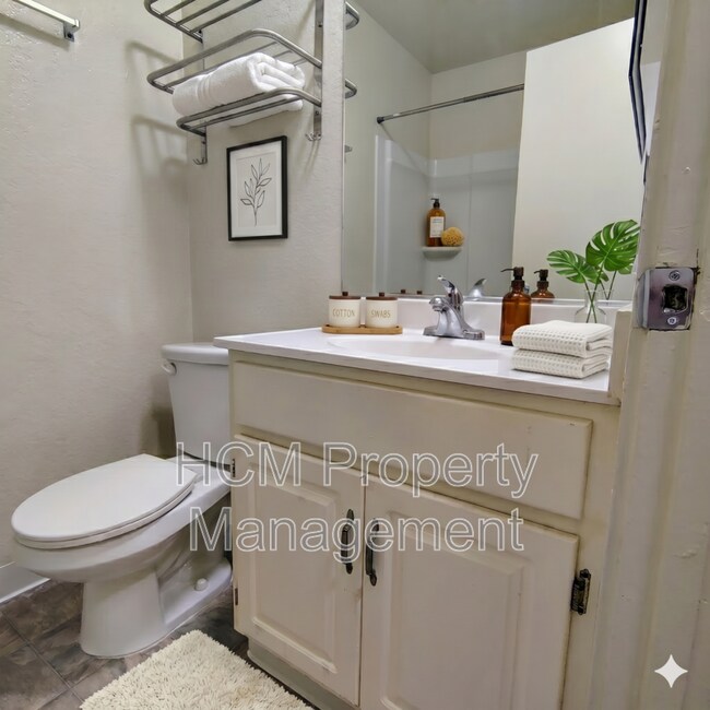Foto del edificio - 12850 Branford St