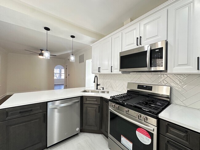 Building Photo - 3051 W Addison St